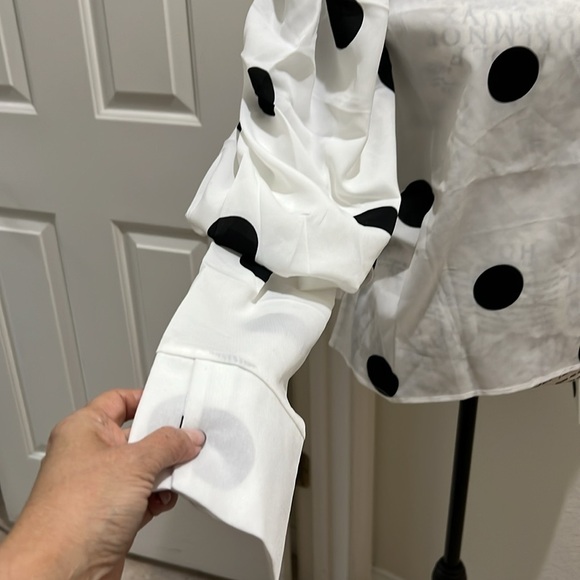 💥REDUCED💥La Vie Top, long balloon sleeves black dots Super cute NWT - Picture 4 of 5